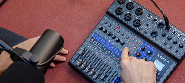 Zoom LIVETRAK L-8 Digital Mixer-Multitrack Recorder with 6 Mic Preamps